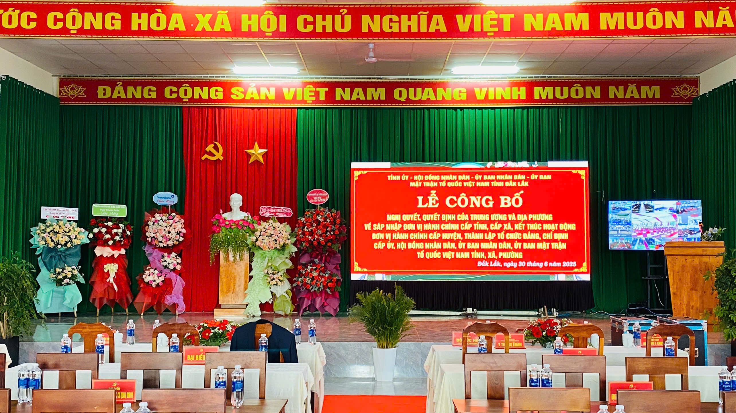 Xã Ea H'Leo tổ chức Lễ công bố Nghị quyết, Quyết định của Trung ương và địa phương về sáp nhập đơn vị hành chính cấp tỉnh, cấp xã, kết thúc hoạt động đơn vị hành chính cấp huyện, thành lập tổ chức đảng, chỉ định cấp ủy, Hội đồng nhân dân,  Ủy ban nhân dân, Ủy ban Mặt trận Tổ quốc Việt Nam tỉnh, xã, phường