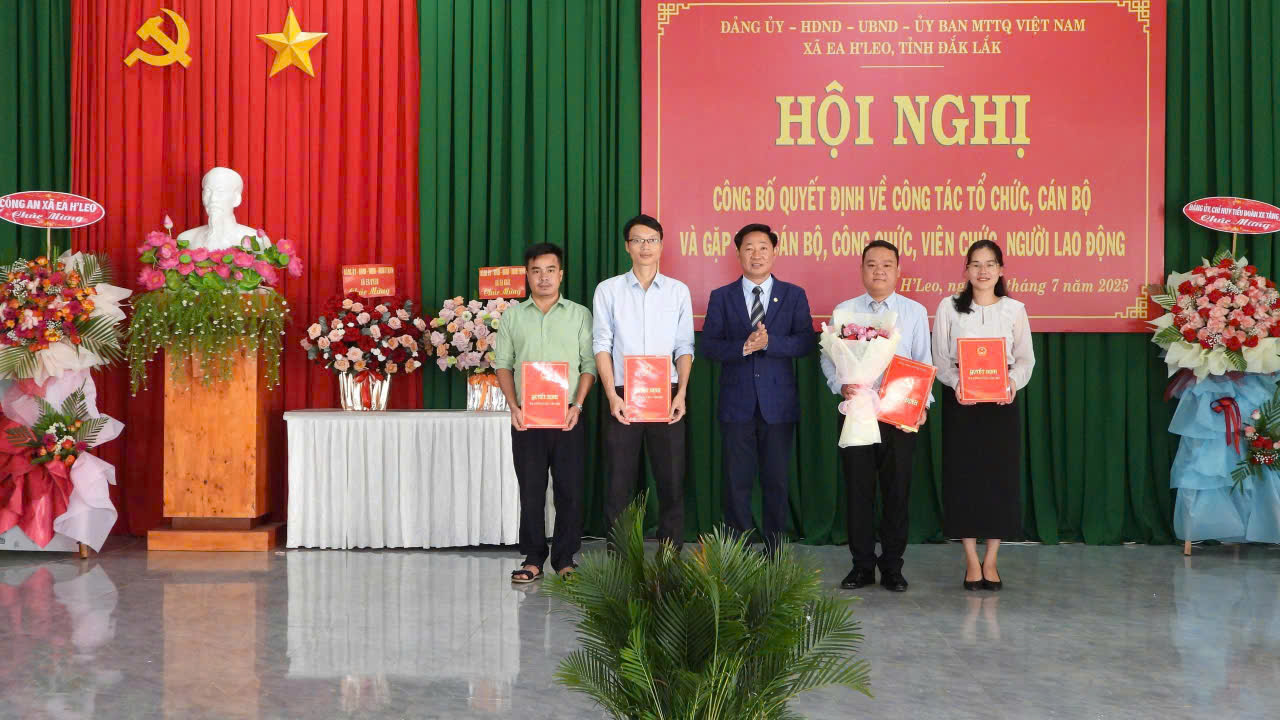 XÃ EA H’LEO TỔ CHỨC HỘI NGHỊ CÔNG BỐ QUYẾT ĐỊNH VỀ CÔNG TÁC TỔ CHỨC, CÁN BỘ VÀ GẶP MẶT CÁN BỘ, CÔNG CHỨC, VIÊN CHỨC, NGƯỜI LAO ĐỘNG