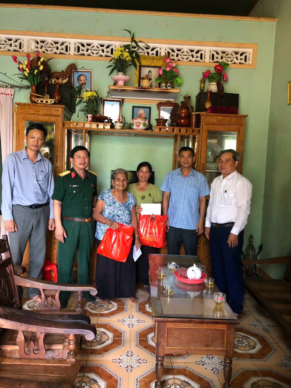 Phó Bí thư Thường trực Tỉnh ủy Đắk Lắk – Phạm Minh Tấn đến thăm, tặng quà gia đình chính sách ở xã EaH’Leo, huyện Ea H’leo