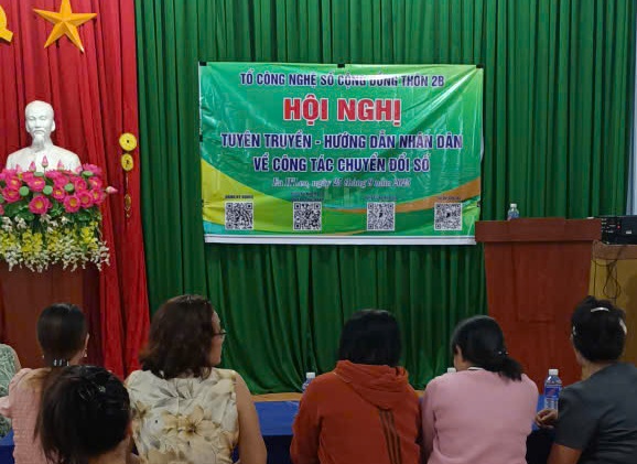 Tổ Công nghệ số cộng đồng thôn 2B và thôn 2C tổ chức hội nghị tuyên truyền, hướng dẫn Nhân dân về công tác chuyển đổi số