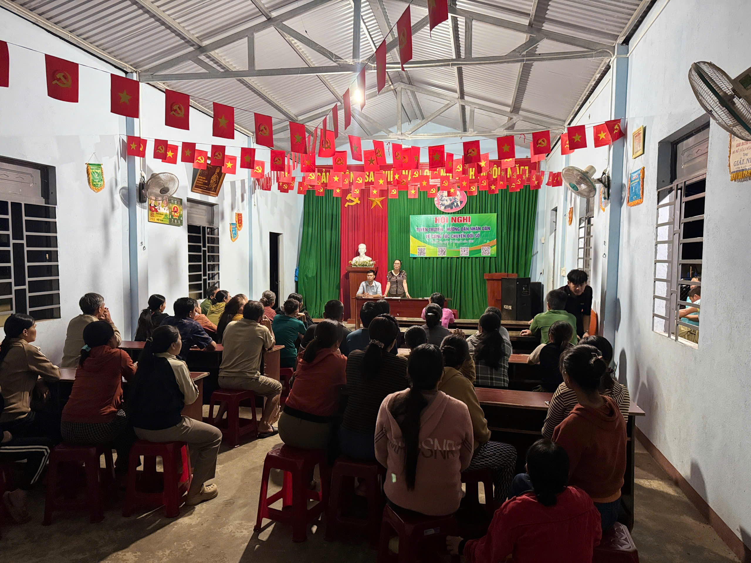 Nhân dân thôn 3, thôn 4 tích cực hưởng ứng phong trào “Bình dân học vụ số”