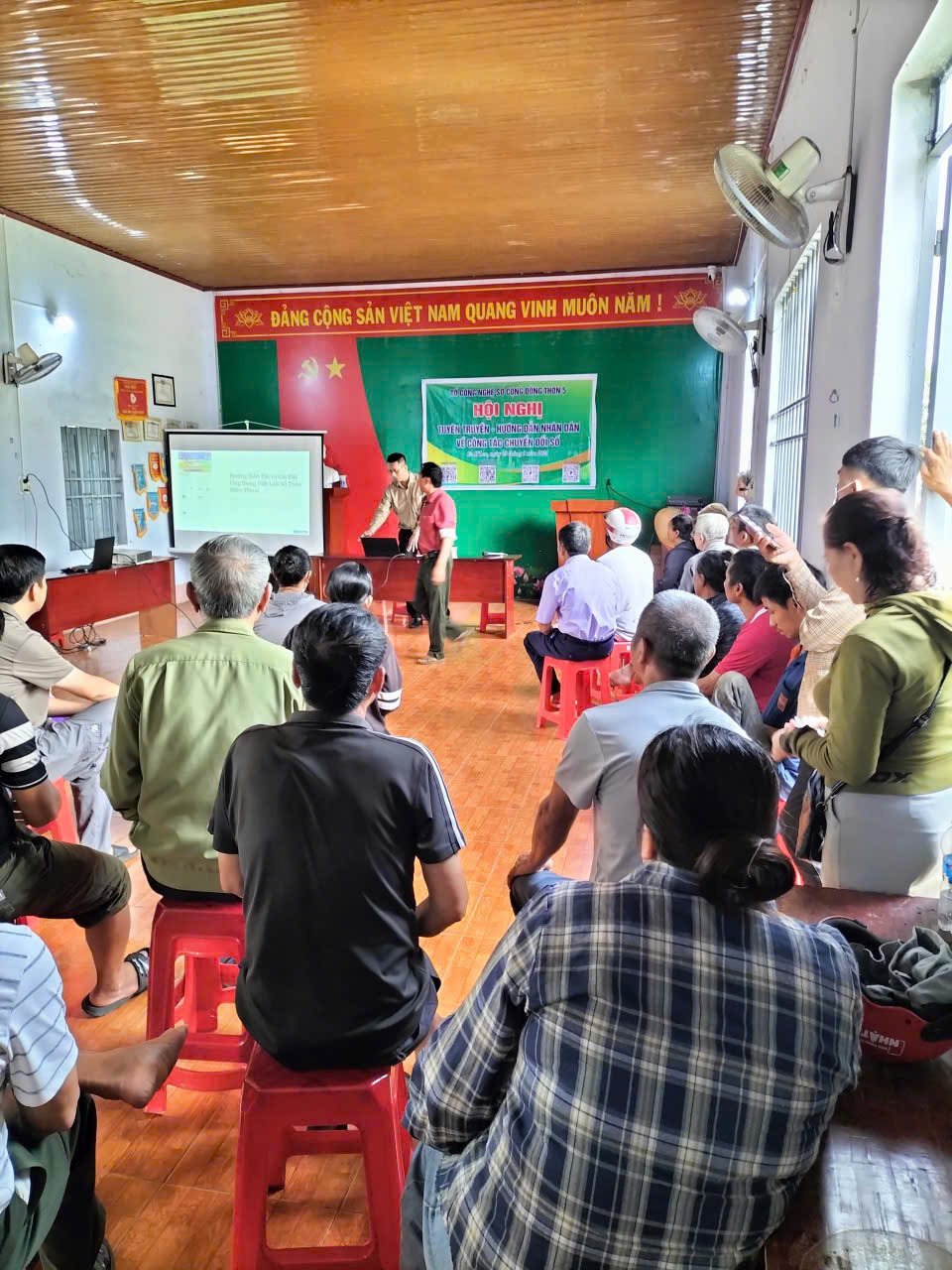 Tiếp tục lan tỏa tinh thần “Bình dân học vụ số” tại thôn 5 và thôn 6 xã Ea H’leo