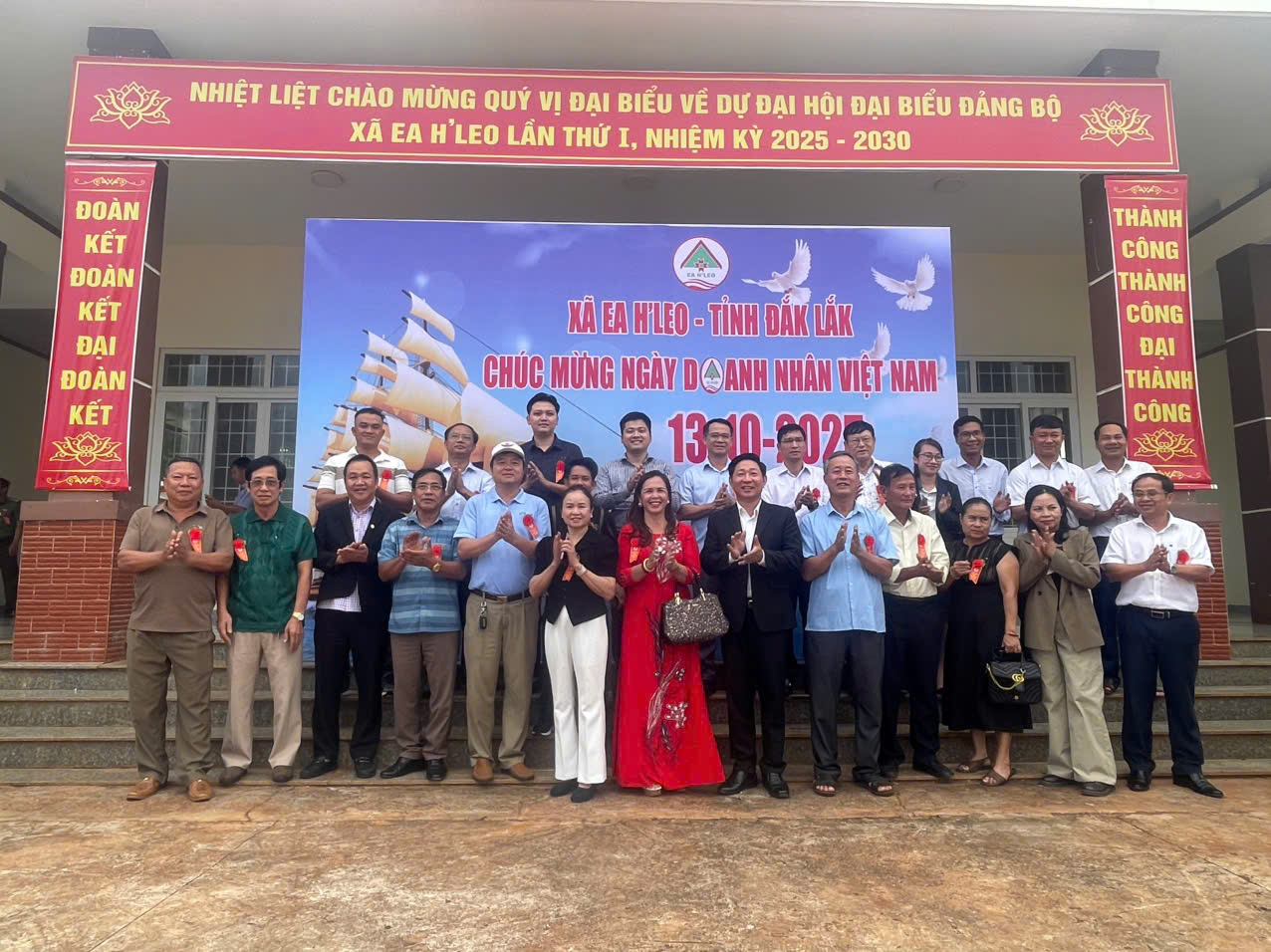 XÃ EA H’LEO TỔ CHỨC GẶP GỠ, CHÚC MỪNG DOANH NGHIỆP, DOANH NHÂN TIÊU BIỂU NHÂN NGÀY DOANH NHÂN VIỆT NAM 13/10